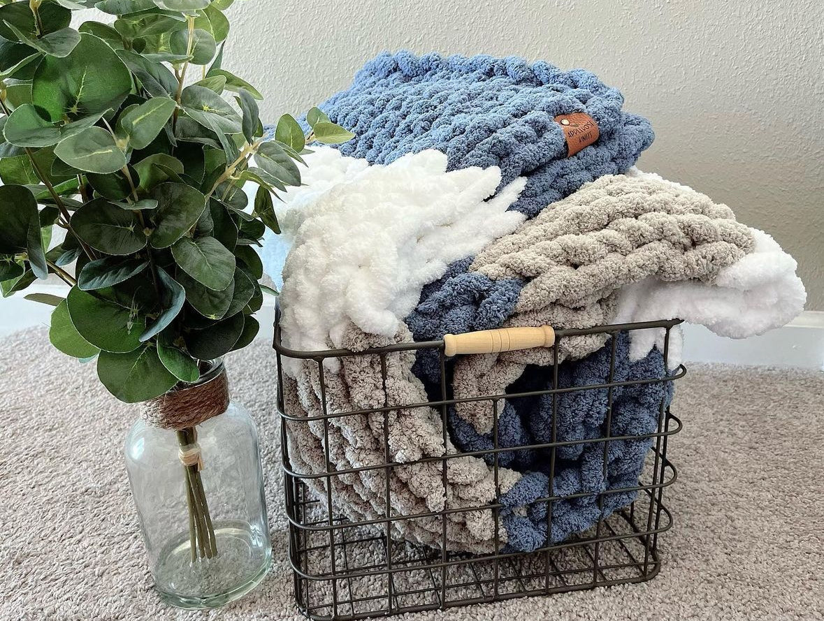 Gnatcatcher Chunky Knit Blanket.